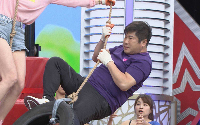 好痛! 胡瓜為遊戲拼命「小小瓜」卡輪胎中