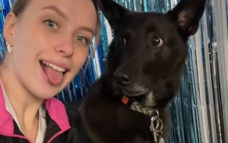 漂亮姊姊學黑狗兄吐舌發呆！　牠滿頭問號：幹嘛學我？