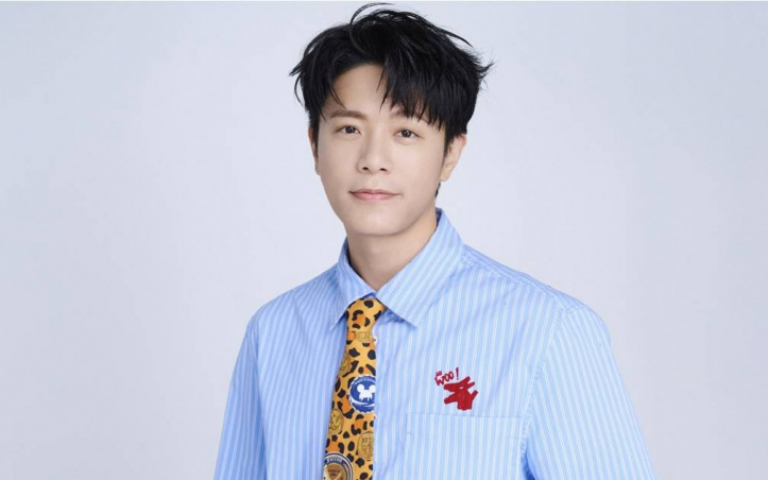 韋禮安生日拋重磅喜訊　突破形象挑戰「豹紋褲」