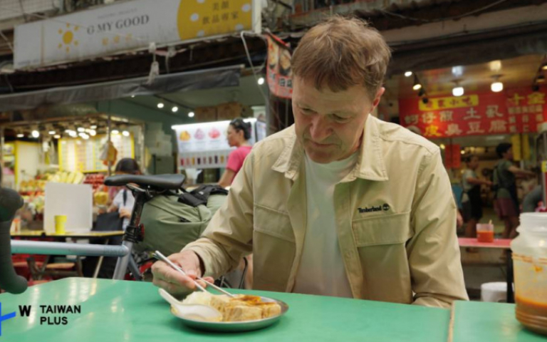 丹麥導演騎單車愛上台灣　慢旅體驗美食臭豆腐