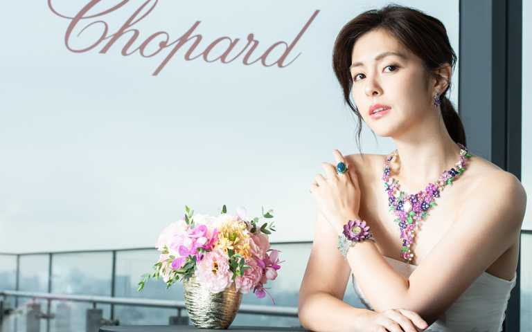 搶先坎城影展全球首度曝光!任容萱化身奢華貴氣紅地毯女王,甜美徜徉蕭邦珠寶春日花園
