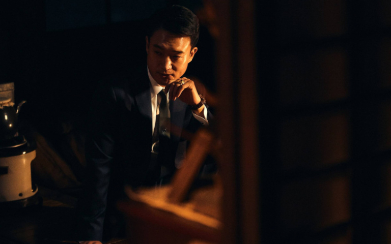 《王者製造》超強綠葉同場飆戲　趙宇鎮陰冷「蛇」形象詮飾反派