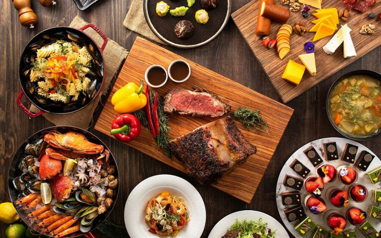 3人免費！酒店尾牙春酒專案，酒水無限暢飲，爆吃戰斧豬、龍蝦等美食！