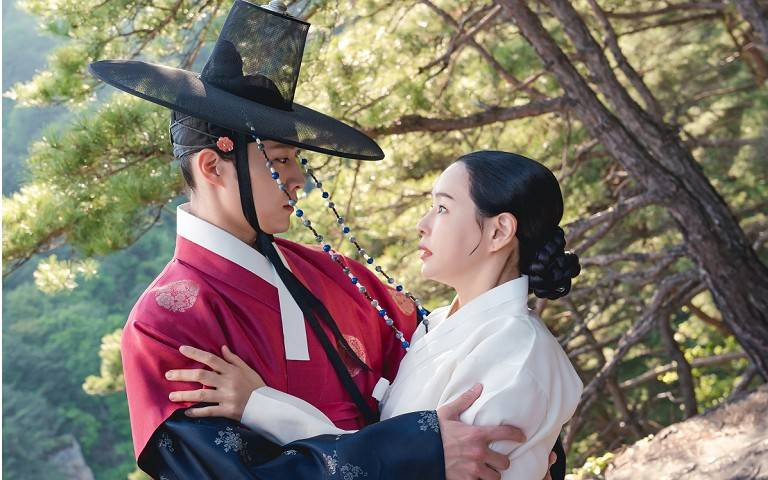 亞洲發燒星/《夜晚盛開的花》收視火速衝破二位數 導演挑李荷妮搭檔「身高要有184」