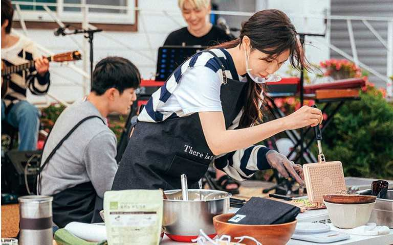 李智雅圈粉女童好意外 《盼望的大海》改當大廚研發新菜
