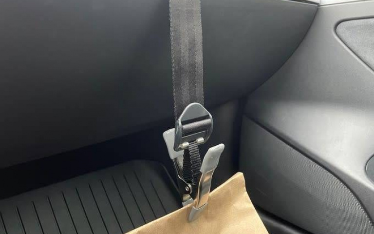 再也不怕在車內打翻外帶！美國新創公司開發「購物袋安全帶」