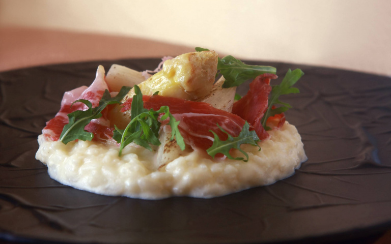 和煦春日喚醒鮮嫩白蘆筍　三二行館全新料理上市 白蘆筍號稱「蔬菜之后」　德國人美譽「可以吃的象牙」 世界頂級美味！