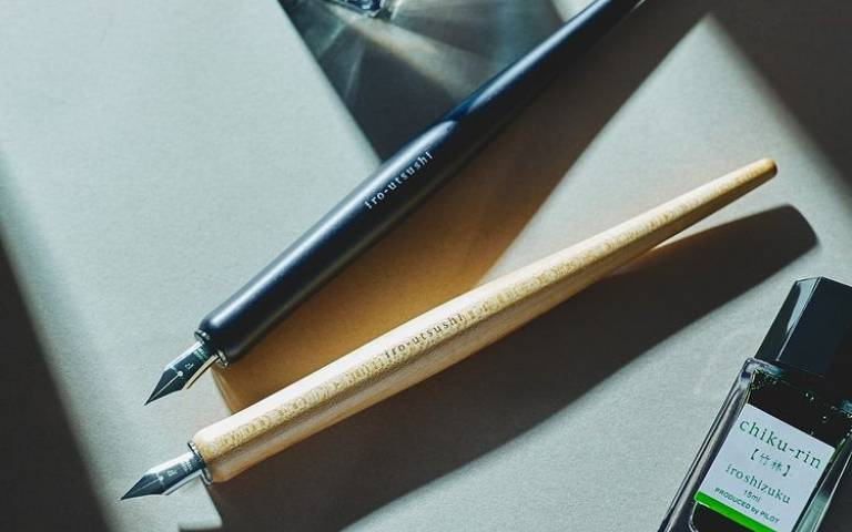 粉嫩色牛奶毛筆、橡皮擦造型修正帶、想一口咬下的布丁便利貼，文具控必收！