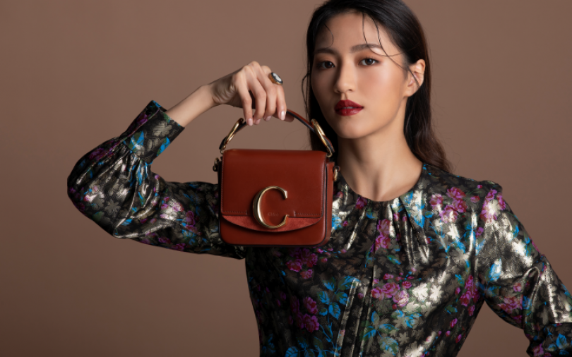 IU最愛爆款包和當紅美唇色　1+1包配唇才時髦