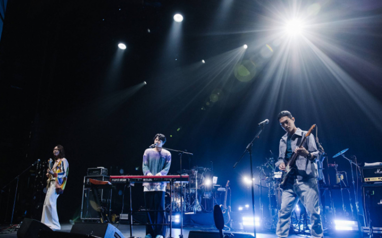 宇宙人入境隨俗逗樂歌迷　小玉一開口秒變金城武