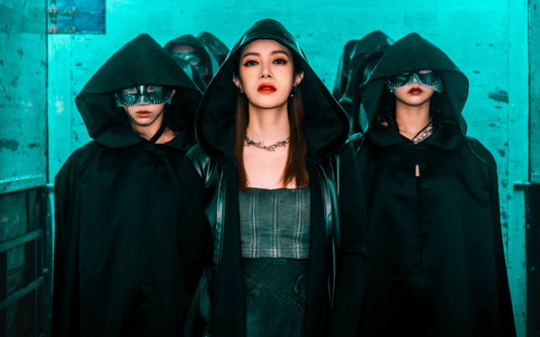 徐懷鈺重返18歲青春時光　低溫13度半夜雨中唱跳