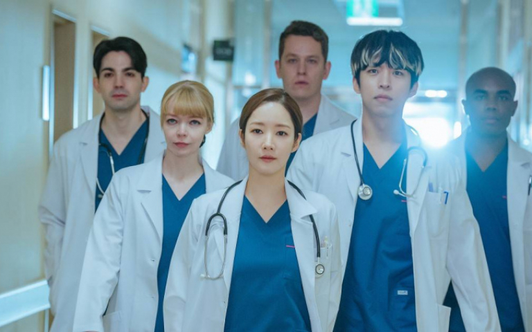 朴敏英假扮外科醫生　淡定開刀：不要弄死就行！