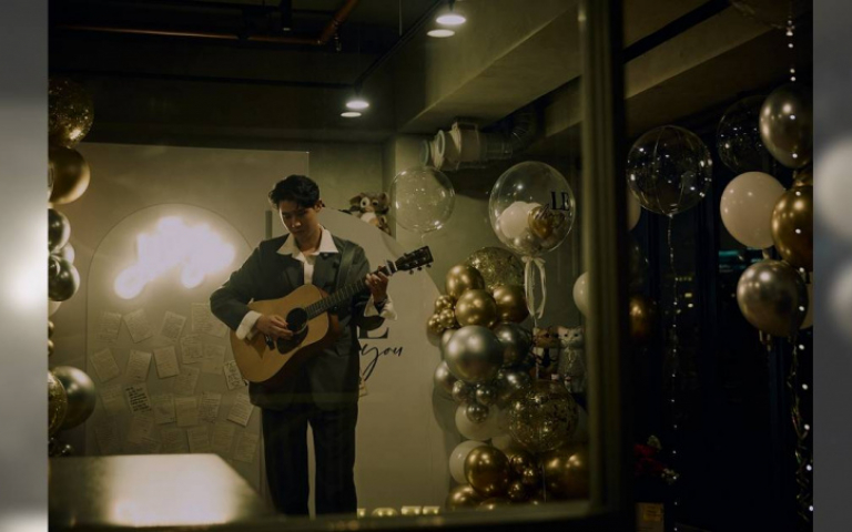 李玉璽情人節前夕放閃許允樂　求婚獻唱〈剛剛好〉數度哽咽