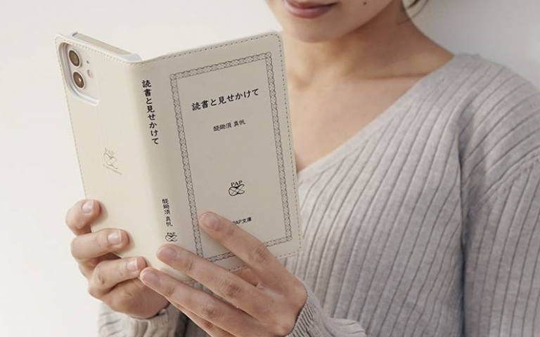 戒不了手機又想要看起來超有品味?偽文青聖物「假裝在讀書」手機套