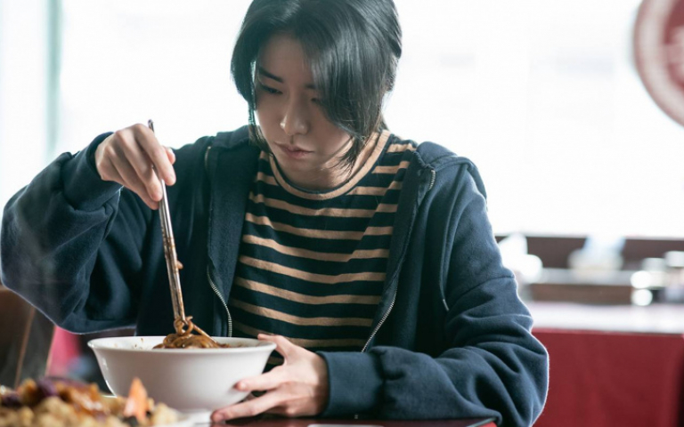 林知衍大解放四碗炸醬麵往嘴塞　「丈夫死亡套餐」掀熱潮