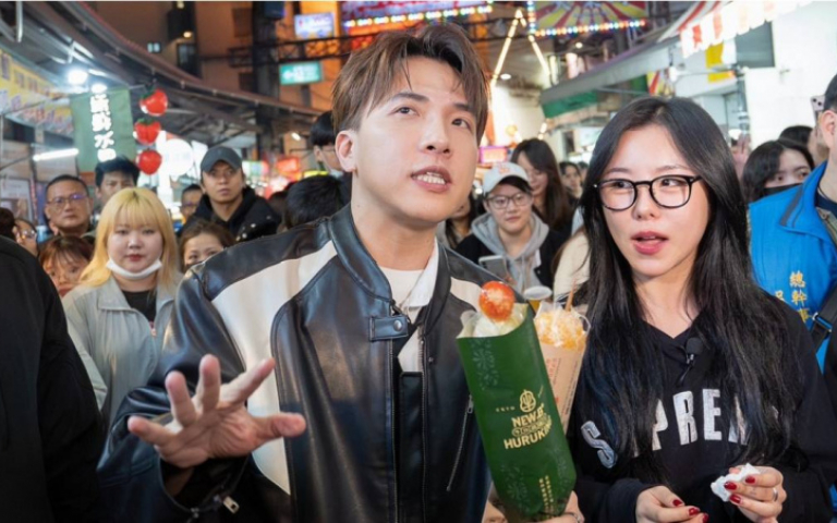 MAMAMOO輝人逢甲夜市連吃三攤　首次吃大腸包小腸滿足又驚訝