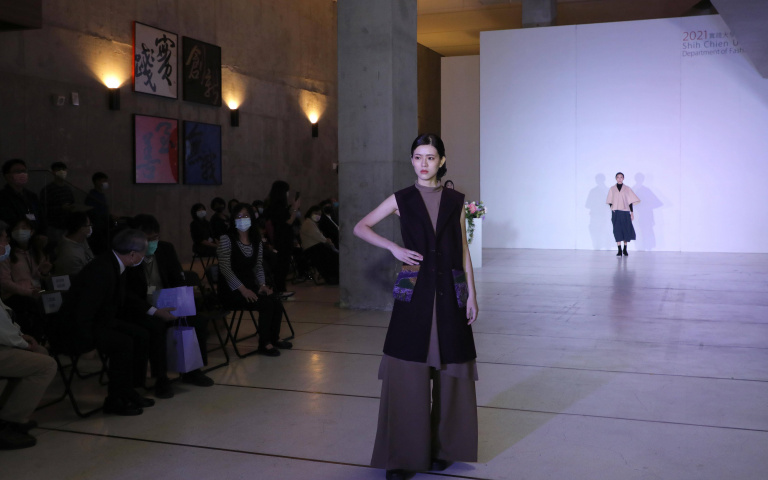 來自實踐自有品牌「PRAXES」以「虛實之間 Between virtuality and reality」走秀！揭開實踐大學的高等教育深耕計畫成果發表序幕！