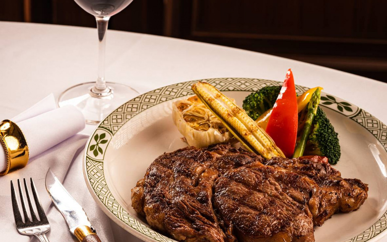 豪奢外帶餐！勞瑞斯頂級牛肋排、波士頓活龍蝦送到家，外帶77折起、加LINE現折200！