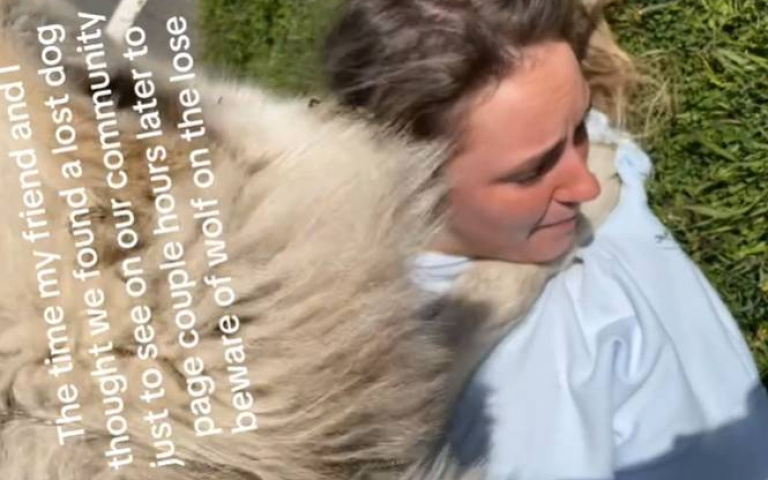 傻女跟可愛狗勾玩！被撲倒舔啊舔　她震驚：那是狼