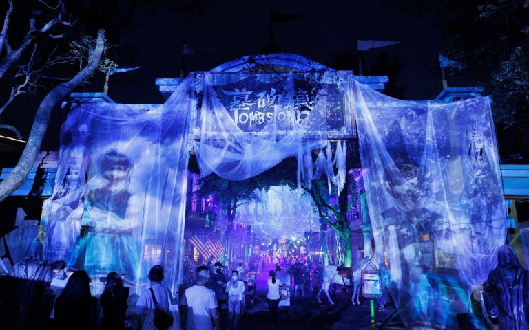 你敢挑戰嗎？鬼娃Renee陪你睡一晚！六福村招鬼試膽，墓碑鎮雙人票64折！