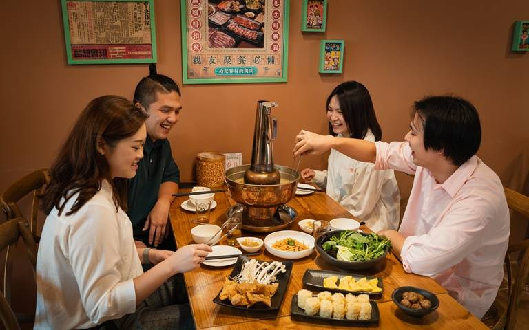 酸菜白肉鍋品牌尾牙春酒活動，滿額贈啤酒、胡蘿蔔豬肉！快揪同事來吃爆！