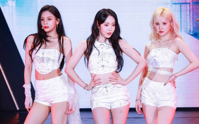 VIVIZ火辣裝扮大秀小蠻腰　與粉絲尬舞讚「厲害」