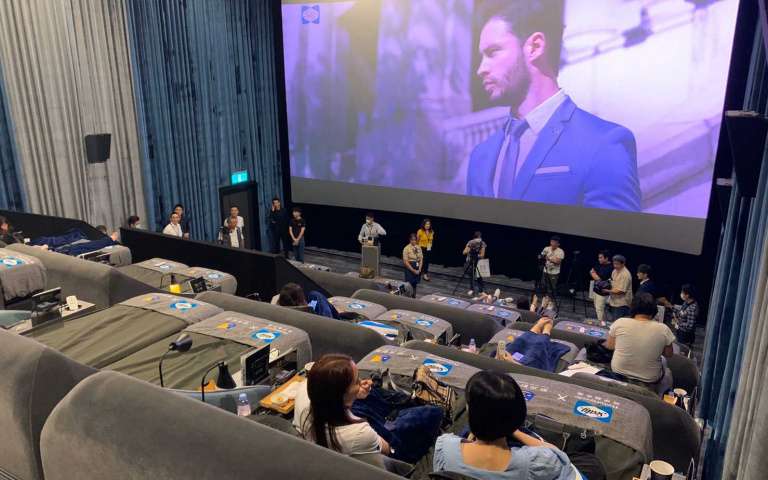 全世界第一間「五星級電動床影廳」開幕　超狂規格像在總統套房看電影