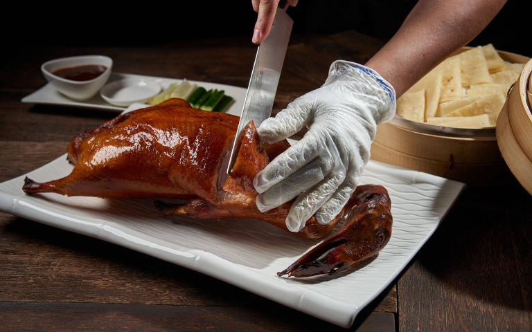 母親節大餐！外油亮酥「明爐櫻桃烤鴨」肉質細緻一吃就愛上，早鳥預訂再贈寵愛媽咪套組！