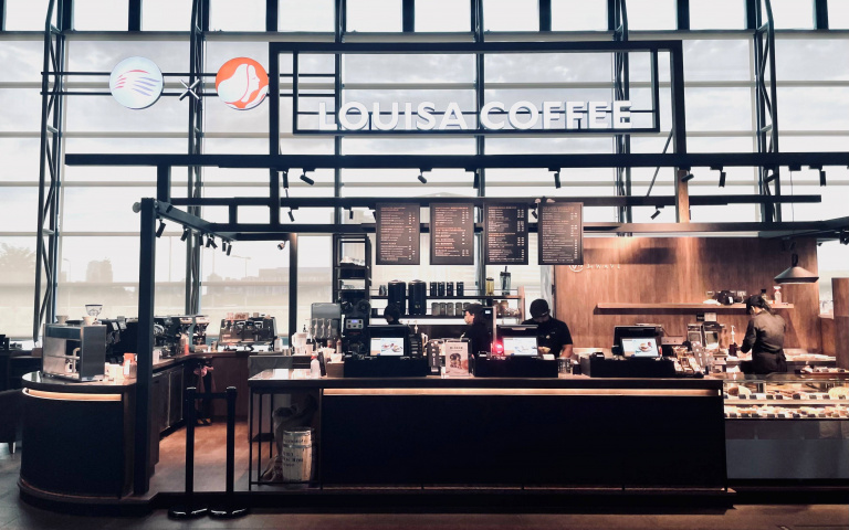 連鎖咖啡進駐高鐵台中站　推當店限定聯名咖啡　商務車廂連續10天免費喝