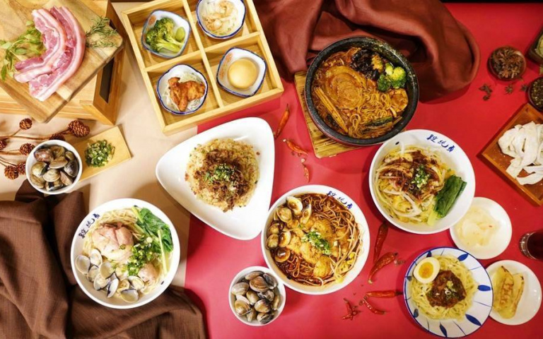 超麻系列買一送一！中、日式餐廳推新品，豚骨麻辣拉麵、老火鍋，辣控開吃囉