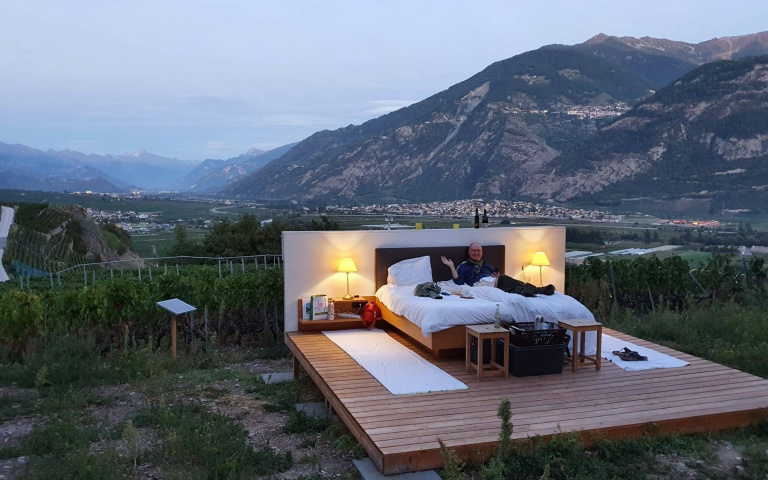 被大自然包圍的過夜體驗！瑞士「0星級露天飯店」讓住客在阿爾卑斯山的星空下思考人生