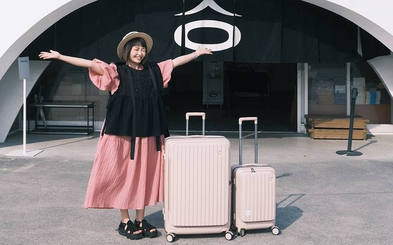 預約一場完美假期!以最時髦的旅伴CROWN開啟高質感旅程,打造秋季流行多巴胺穿搭!