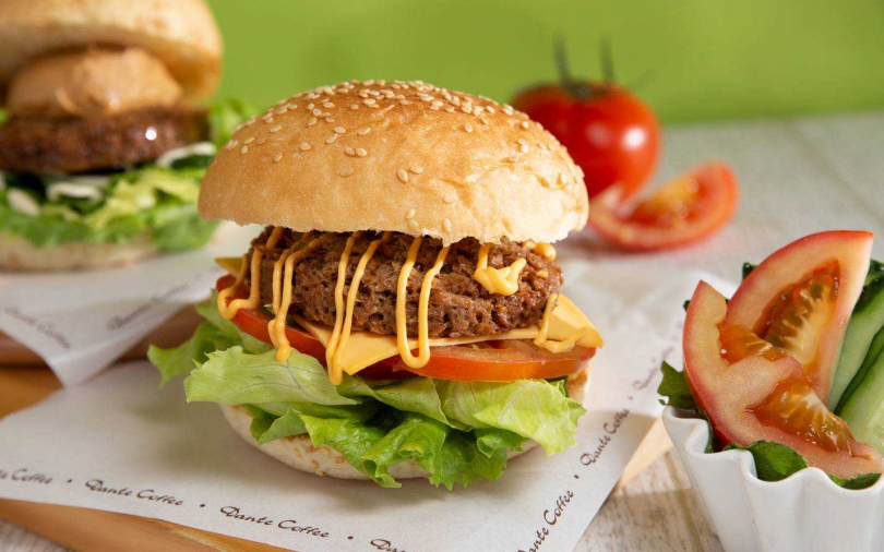跟上歐美流行　連鎖咖啡推「植物肉漢堡」 三款101元起