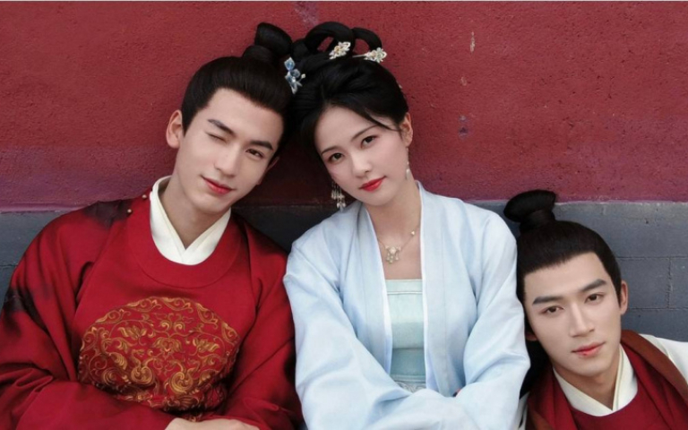 王星越牽手白鹿傳訊息炫耀　張凌赫甩激吻照回擊