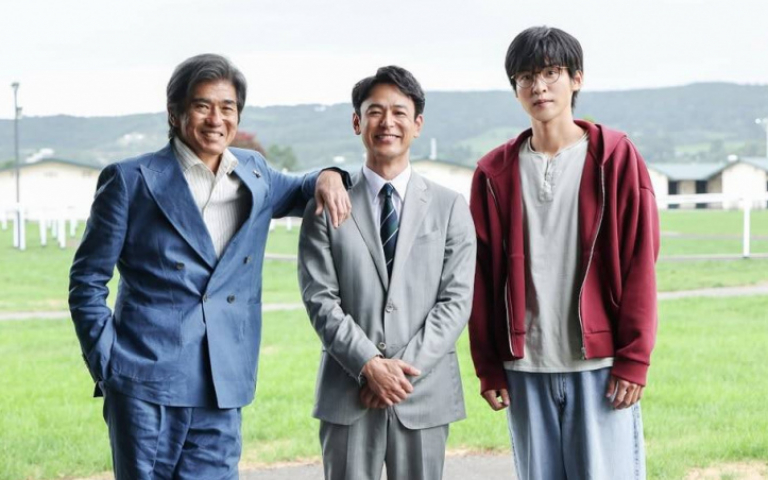 妻夫木聰凌晨開工挑戰賽馬　目黑蓮角色被下封口令笑問：難道我是馬？