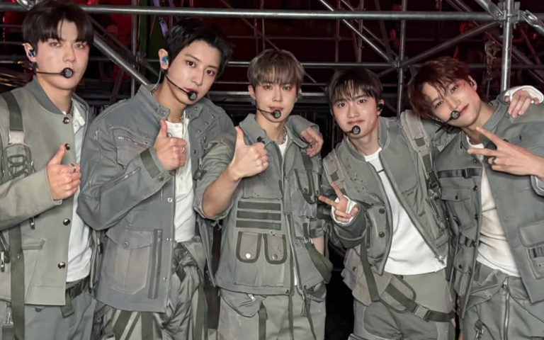 等了8年！EXO軍白期結束重返〈MMA〉，Suho、Kai後台流淚被D.O.笑「愛哭鬼」！