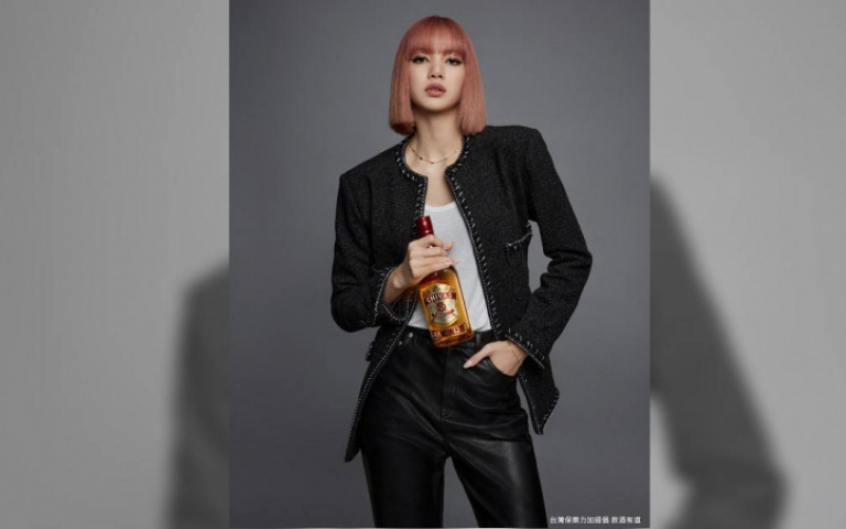 Chivas Regal找來BLACKPINK Lisa代言 全新形象照霸氣登場