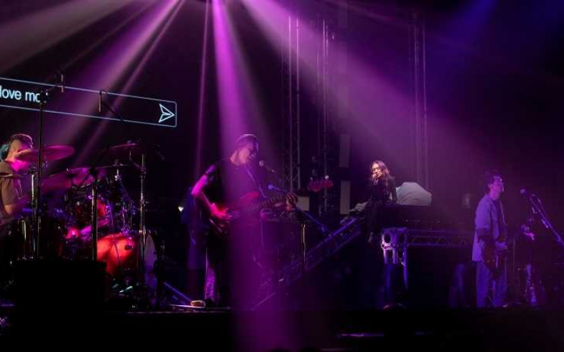 金曲樂團「佛跳牆」搖滾開唱 吉他手君豪2歲兒點評:很吵耶!