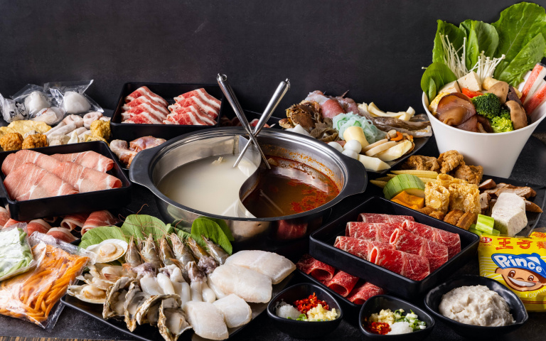 火鍋店海陸、水果吃到飽！白蝦、螃蟹、生蠔海鮮控準備大口吃！