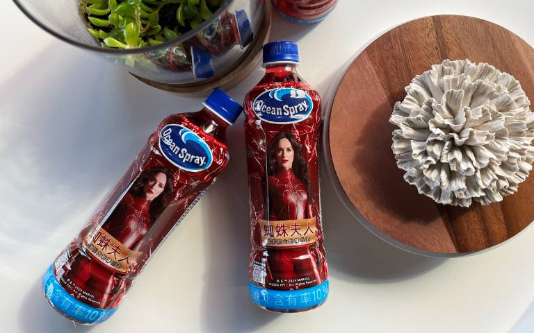 Ocean Spray優鮮沛聯名《蜘蛛夫人》 達珂塔強生，蜘蛛夫人英雄服曝光！