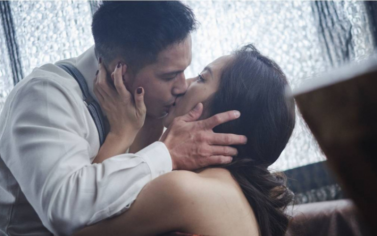 周曉涵挑戰生猛床戲「伸舌調情」　腳趾頭都入鏡…身體密碼全被看光