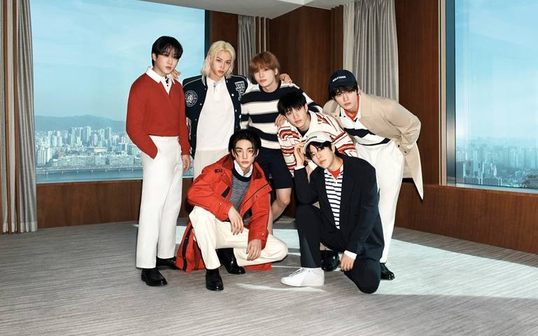 TOMMY HILFIGER再次攜手韓國男團！經典紅白藍色調重新詮釋經典學院風！