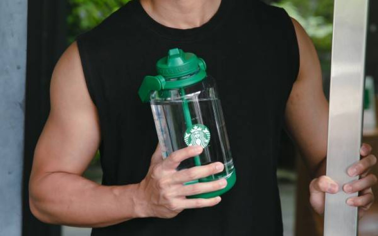 星巴克大容量冷水壺新登場！32oz、64oz兩種容量，滿足不同的飲水需求！