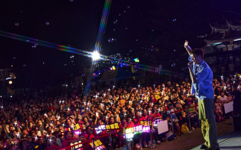 許富凱分享澎湖必備行程　鐵粉跨海舉燈牌應援