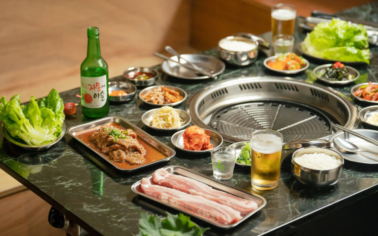 中秋⽉圓暖⼼鍋物與炭火香氣