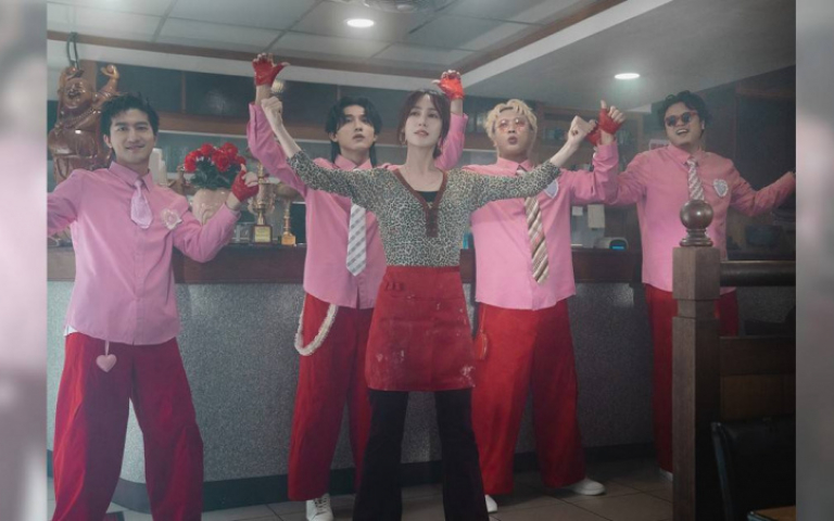 小薰化身美豔老闆娘　攜手冰球樂團挑戰「餃指舞」