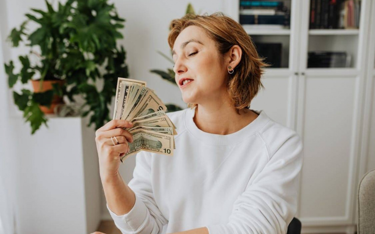 財神爺敲門！天秤人脈變現、摩羯穩健收割　「4星座」近期財氣沖天