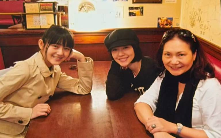 「珊，實在是好想妳喔～」小S感性曬母女旅遊合照惹哭全網，爆料大S還曾封S媽為「這品牌」代言人
