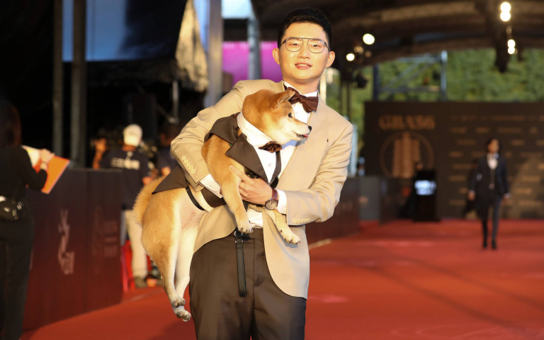 金鐘56/視網膜擒抱愛犬柚子現身紅毯 曝香菜霸凌幕後真相