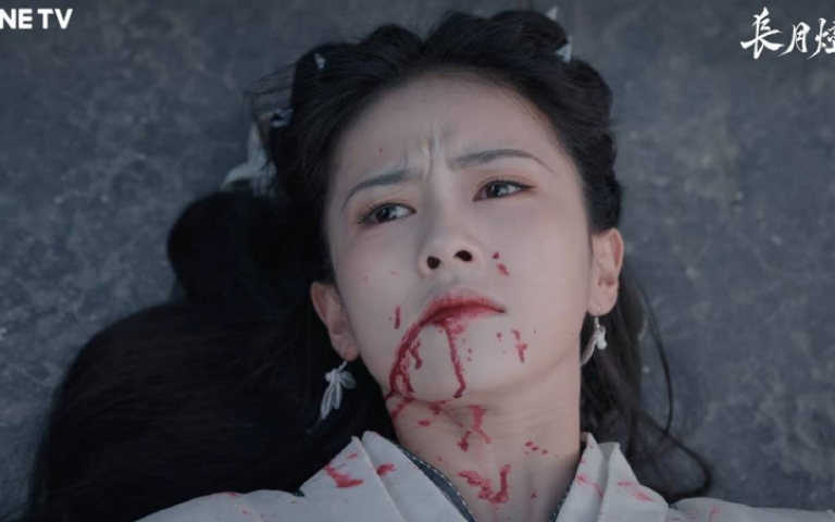 白鹿倒地大吐血　工作人員嚇壞發出驚嘆聲